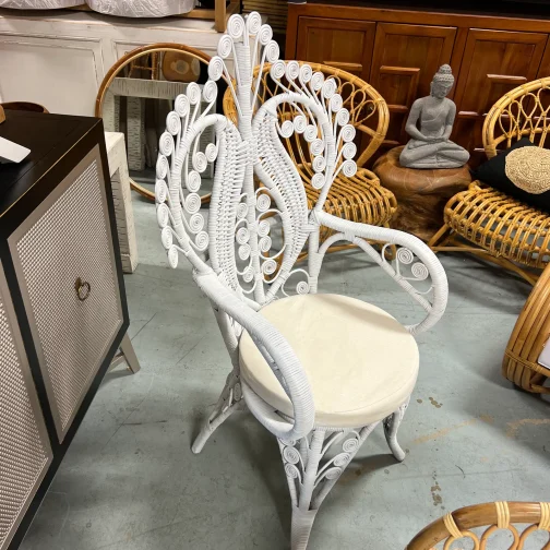 silla peacock blanca