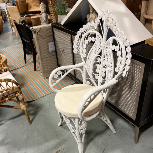 silla peacock blanca